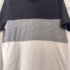 Old Navy Men's Black, Gray, and White Tee